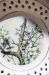 Miseczka z chińskiej porcelany z ptaszkami na gałązkach drzewa pod kątem z bardzo bliska