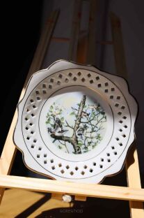Miseczka z chińskiej porcelany z ptaszkami pod kątem i częściowo w słońcu