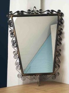 Smukłe trapezowe lustro vintage w metalowej ramie, wysokość 43 cm