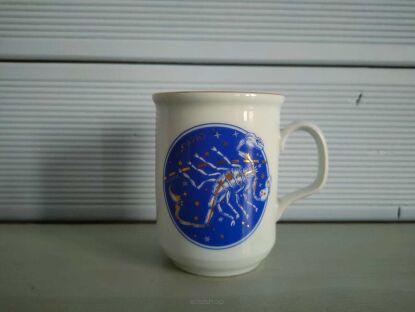 Kubek ze znakiem zodiaku Skorpion Royal Dux Porcelán z uszkiem po prawej