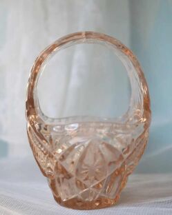 Różowy koszyk Bohemia sklo na tle firanki widziany z przodu