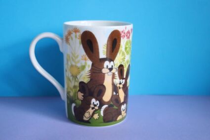 Kubek Porcelán Thun dla dzieci z czterema uśmiechniętymi zajączkami