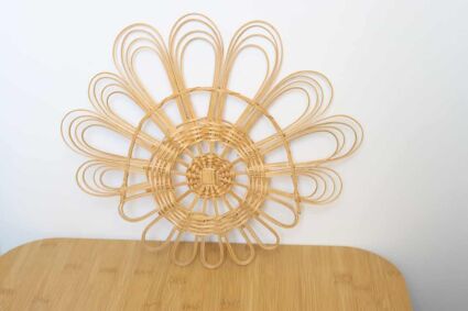 Piękna ozdoba z wikliny prosto z Tábora rozłożona na tle białej ściany