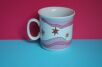 Tył kubka Porcelán Thun dla dzieci z różowymi gwiazdkami 
