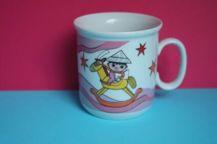 Kubek Porcelán Thun dla dzieci z chłopczykiem na koniu na biegunach
