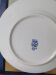 Talerz deserowy Porcelán MZ Role z tyłu z bardzo bliska z widocznym niebiekim logo producenta