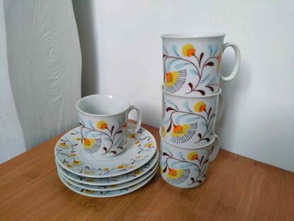 Filiżanka na 4 spodkach Loučky i obok niej trzy kolejne filiżanki stojące w kaskadę po prawej