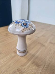 Ceramiczny grzybek z niebiesko-brązowym motywem kwiatowym