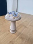 Ceramiczny grzybek z kwiatowym dekorem – 10 cm