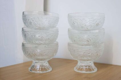 6 pucharków Cibulák projektu Pavla Pánka stojące obok po 3 na sobie w rogu ściany