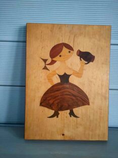 Fornirowany obrazek z postacią z czeskiej bajki Rumcajs Hanką stojący pionowo.