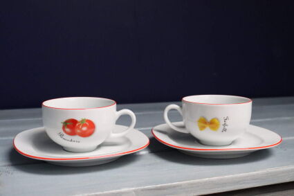 Filiżanki z pomidorem i z makaronem Porcelán Thun 1794 na spodkach obok siebie