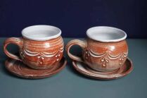 Ceramiczne kubki beczułki ze spodkami