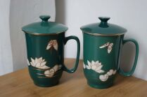 Kubek z przykrywką na ziółka z kwiatami i motylem