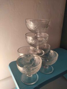 Cztery pucharki na lody złączone razem obok siebie i dwa na nich