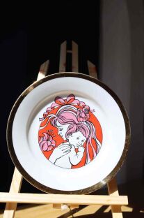 Talerz Porcelaine Fine De Bohemia z wizerunkiem kobiety z dzieckiem na czerwono i złotymi rantami