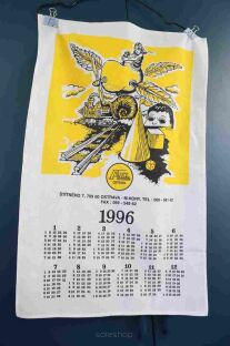 Kalendarz z materiały 1996 rok z żółtą grafiką na górze na tle granatowej powierzchni