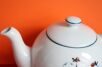 Dzbanek Porcelán Thun z przykrywką i dziubkiem widoczny z bliska