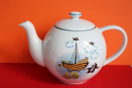 Dzbanek na herbatę  Porcelán Thun z krecikiem ciągnącym łódkę na kółkach i ptaszkami