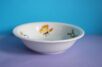 Miska kompotowa Porcelán Thun dla dzieci z widocznymi żabką, motylkiem i ptaszkami

