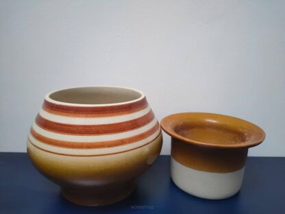 Stara osłonka na kwiaty  Akva Ditmar Urbach ze stojącym wkładem na kwiaty obok



