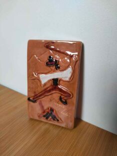 Ceramiczny obrazek Liptovský Mikuláš z góralem tańczącym nad ogniskiem w góralskim stroju