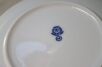 Spód talerza Bohemia porcelán z widocznym wyraźnie niebieskim logo producenta