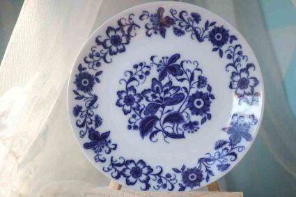 Porcelanowy talerz Bohemia 24 cm z roślinną dekoracją