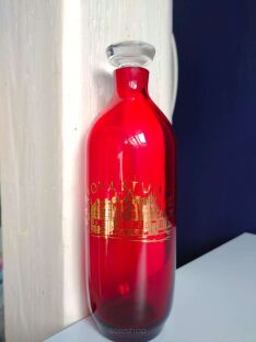 Czerwona Karafka ze złotym  napisem Karlova Studánka  Bohemia sklo i przezroczystą zatyczką pod kątem

