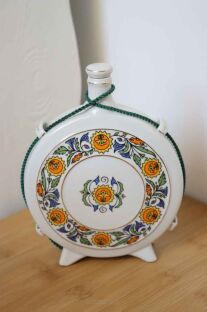 Biała porcelanowa karafka kolekcjonerska  z manufaktury Hollóházi ze zdobieniami w kwiaty