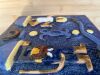 Granatowa płaskorzeźba ze znakiem zodiaku Waga z góry ułożona pionowo