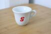 Mniejsza filiżanka Esse Café  na Cappuccino z widocznymczerwonym logo z przodu