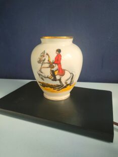 Wazon Hiszpański żołnierz na wiedeńskiej porcelanie