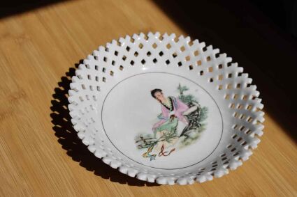 Miseczka z chińskiej porcelany ażurowa z zewnątrz z wizerunkiem gejszy siedzącej w przyrodzie
