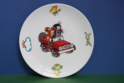 Talerz płaski Porcelán Thun z zaaferowanymi krecikiem i myszką jadącymi czerwonym kabrioletem