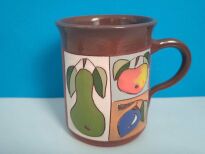 Kubek ceramiczny z owocami