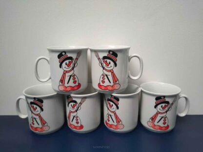 4 kubki świąteczne z bałwankiem Porcelán Bohemia stojące obok siebie i 2 na nich