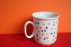 Tył kubka Porcelán Thun dla dzieci z kolorowymi kropeczkami