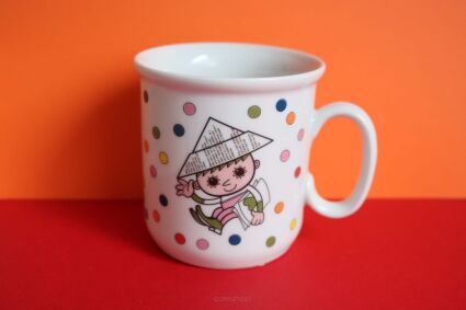 Kubek Porcelán Thun w kropeczki z chłopczykiem witającym dzieci przed dobranocką