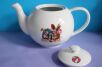 Dzbanek na herbatę Porcelán Thun z krecikiem z przyjaciółmi w pontonie i przykrywką obok