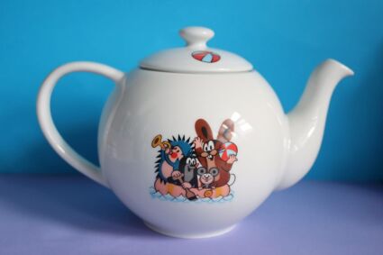 Dzbanek na herbatę Porcelán Thun z wiosłującym krecikiem, myszką,  jeżykiem i zajączkiem