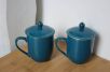 Dwa kubki z przykrywką bliskie turkusu do zaparzania z drugiej storny bez wzorów i szukami po lewej