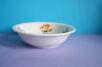 Miska kompotowa Porcelán Thun dla dzieci z widocznym motylkiem i częścią żabki
