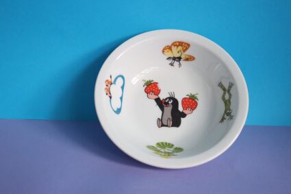 Miska kompotowa Porcelán Thun z krecikiem trzymającym truskawki, żabką, motylkiem i ptaszkami
