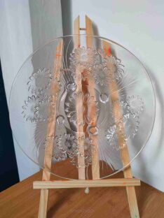 Patera Schwepnitz z kwiatami na małej sztaludze i białym tle