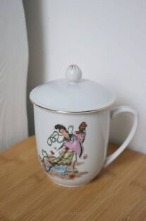 Kubek biały z przykrywką na ziółka made in China z wizerunkiem Gejszy i złotymi rantami