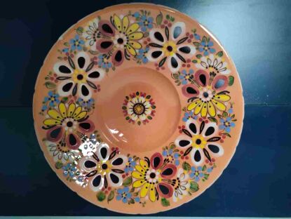 Duży talerz do powieszenia  Keralit Litomyšl w pełnej okazałości na granatowym tle