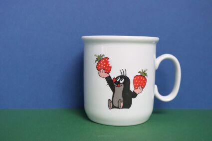 Kubek Porcelán Thun dla dzieci z krecikiem trzymającym w łapkach truskawki