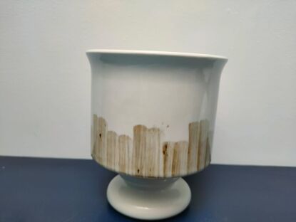 Niemiecka osłonka na kwiaty lub wazon lekko pod ukosem na granatowej powierzchni