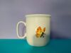 Tył kubka Porcelán Thun dla dzieci z żółtym motylem